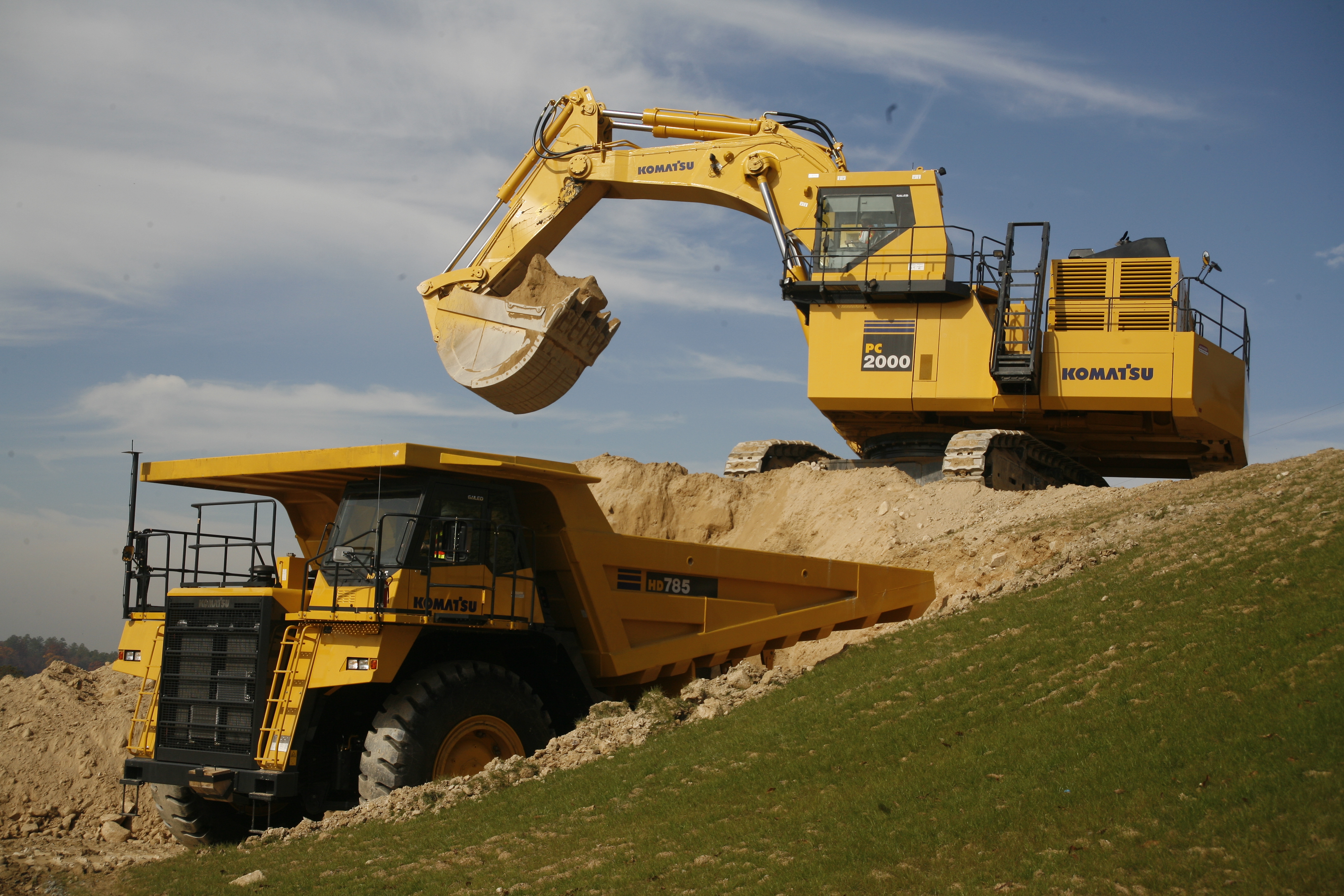 Работа маш экскаватора. Komatsu pc2000. Коматсу PC 2000. Карьерный экскаватор Komatsu pc2000. Komatsu pc2000-8.